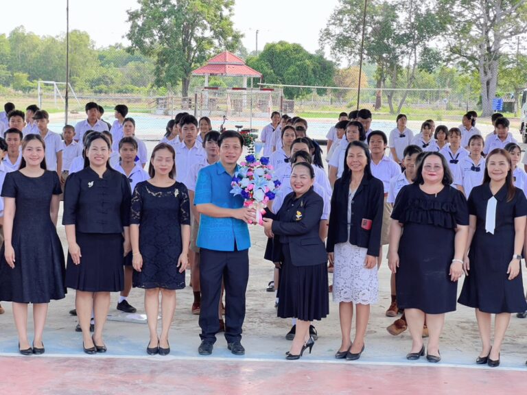 ครูกิจชัย ชิณโคตร กล่าวอำลา นักเรียน ครู และผู้บริหารโรงเรียนนาคำวิทยา